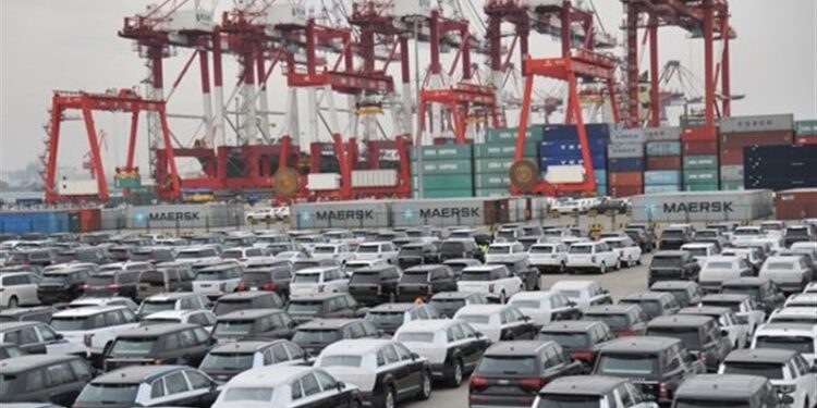 ۱۹ هزار دستگاه خودرو در گمرکات است